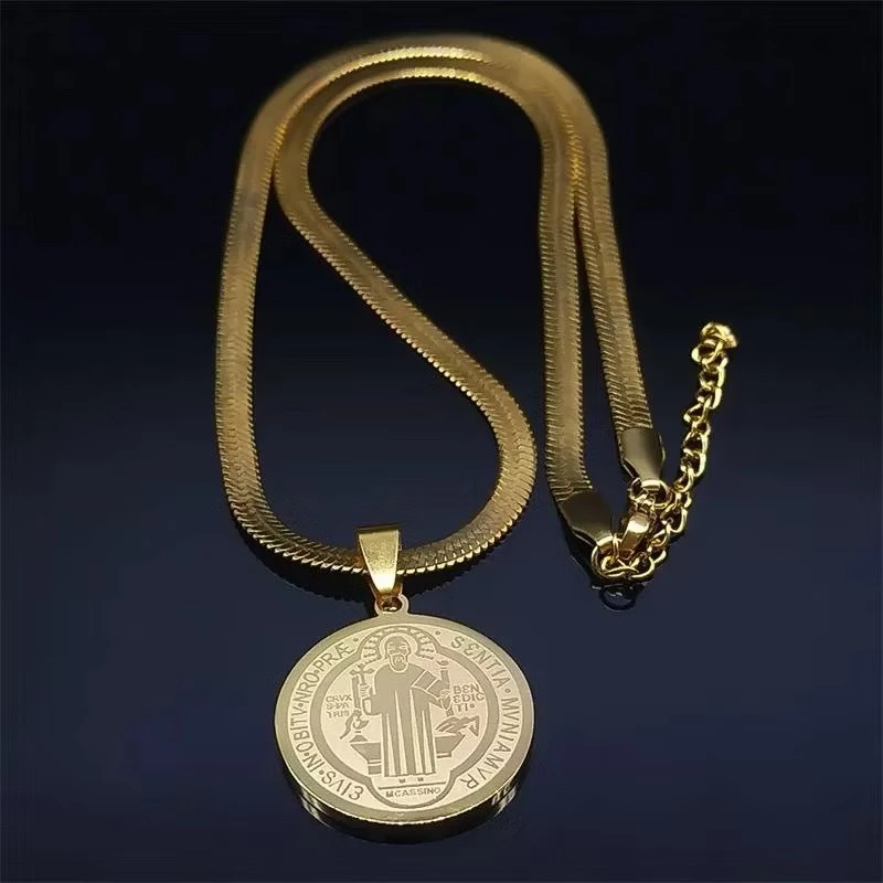 Amuleto de São Bento — Colar Banhado a Ouro 18k - Imagem 2