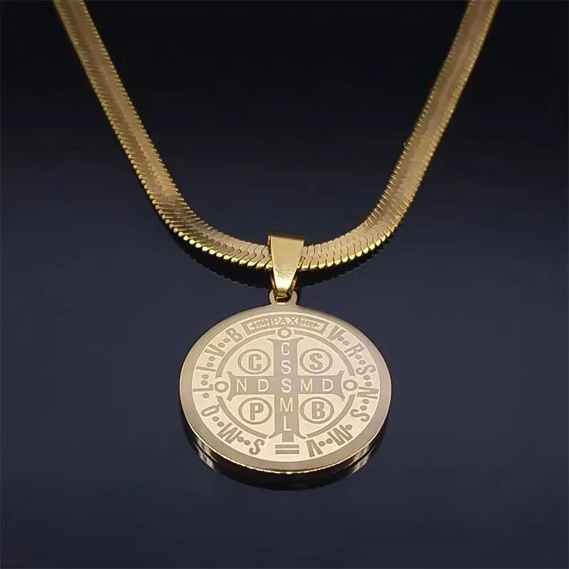 Amuleto de São Bento — Colar Banhado a Ouro 18k - Imagem 3